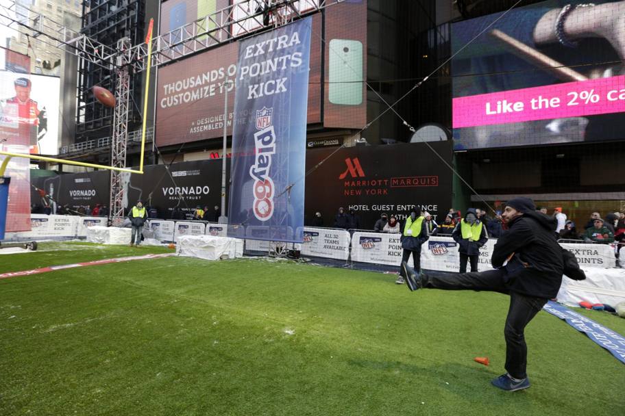 A Times Square  stato montato l&#39; NFL Super Bowl Boulevard Experience; un tifoso prova a calciare la palla ovale (Epa)
